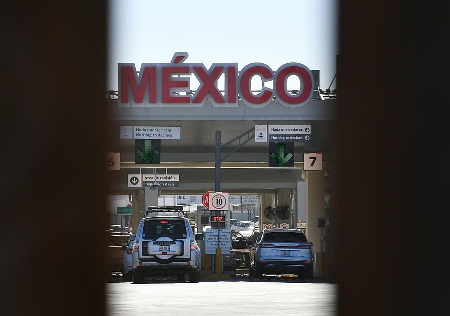 View of the Mexico checkpoint through the first completed section of the border wall in the El Centro Sector, at the US-Mexico border in Calexico, California on October 26, 2018. (AFP Photo)