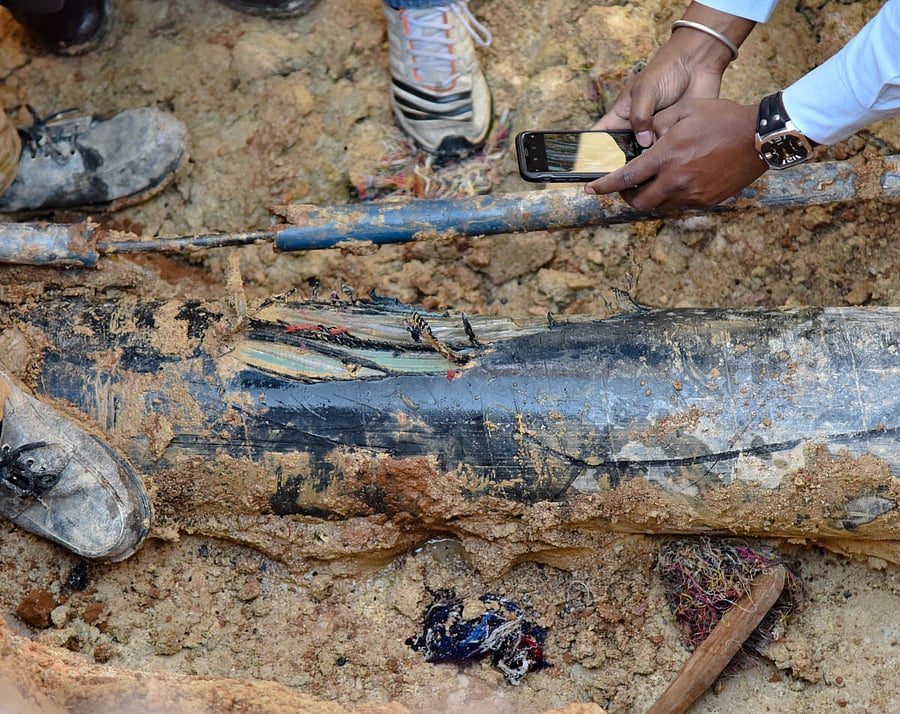 GAIL team inspection the spot were gas pipe damaged during the metro work at Garudacharpalya, Whitefield main road in Bengaluru on Monday 29th October 2018. Photo by Janardhan B K