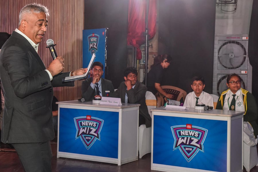 Rajdeep Sardesai, Quiz Master conducting New Quiz for students, Wild Card Entry to News Wiz-2018 at JSS Auditorium in Bengaluru on Wednesday. file Photo by S K Dinesh