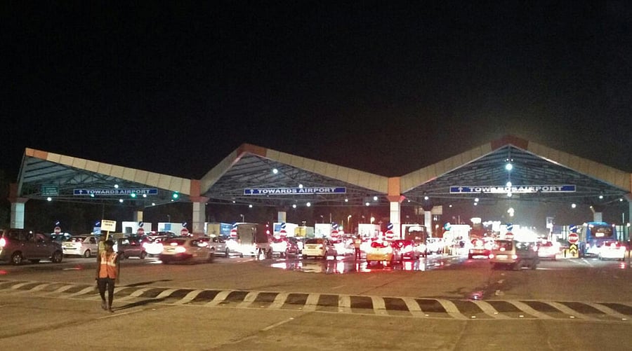 Vehicles towards Kempegowda International Airport lined up to pay toll on Wednesday evening after the avayuga Devanahalli Toll Plaza ltd., (NDTPL) has started the collection of toll. Photo Umesh