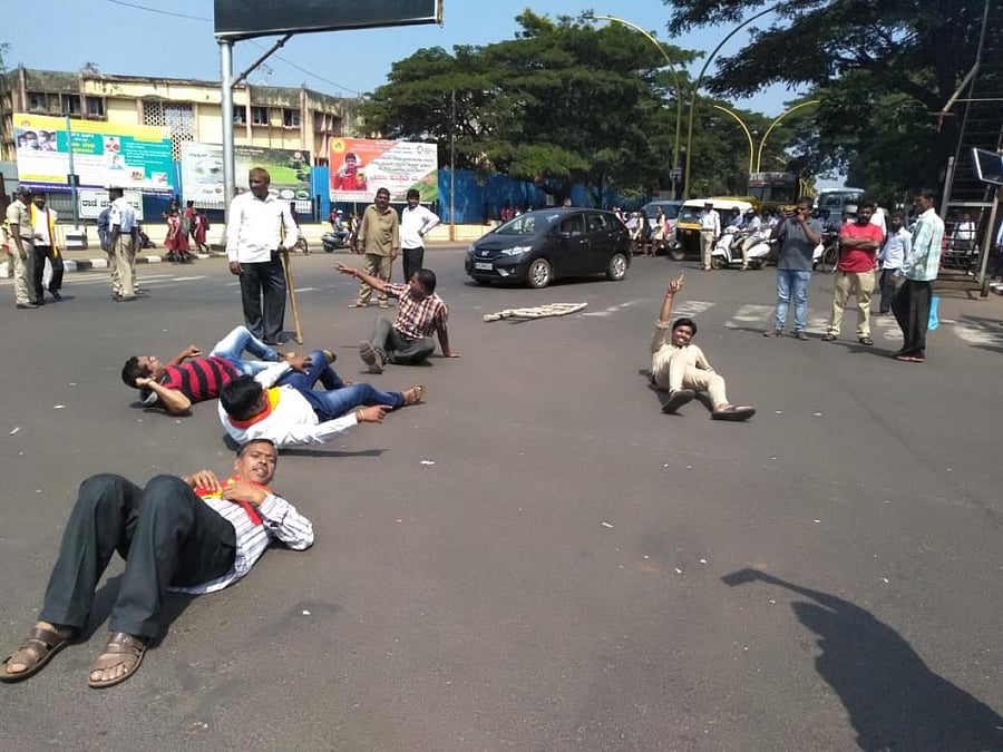Kannada activists stage a flash protest and block traffic in Belagavi on Tuesday. DH photo.