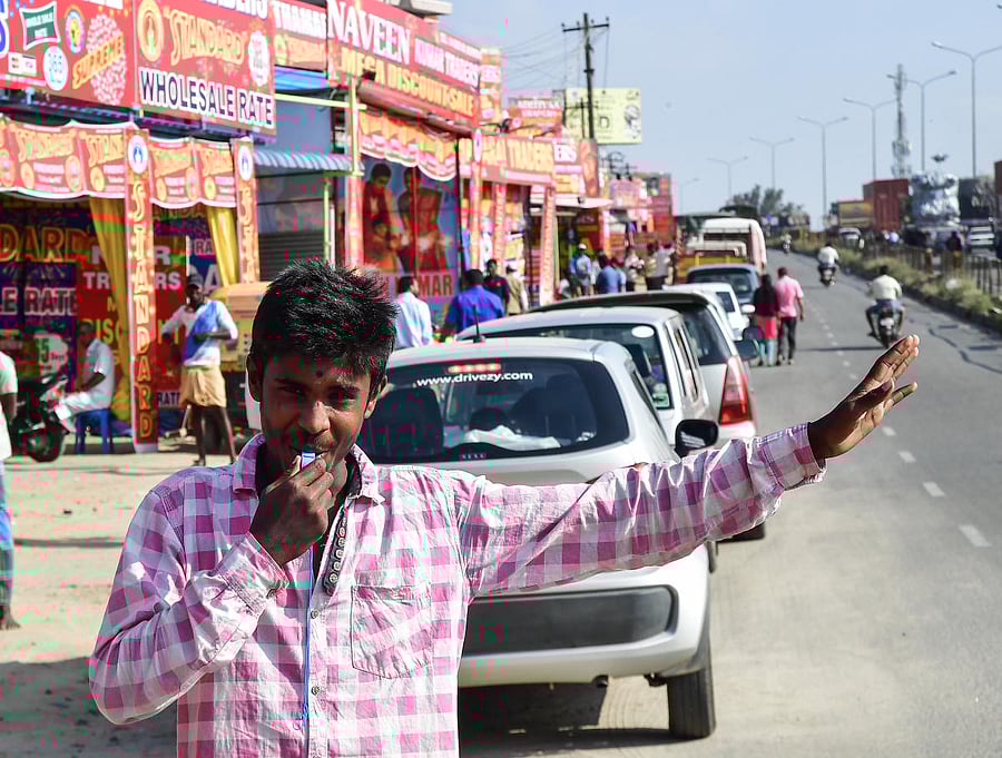 On the highway just before you cross the Karnataka-Tamil Nadu border near Hosur. Traders here aren’t aware of ‘green’ crackers.