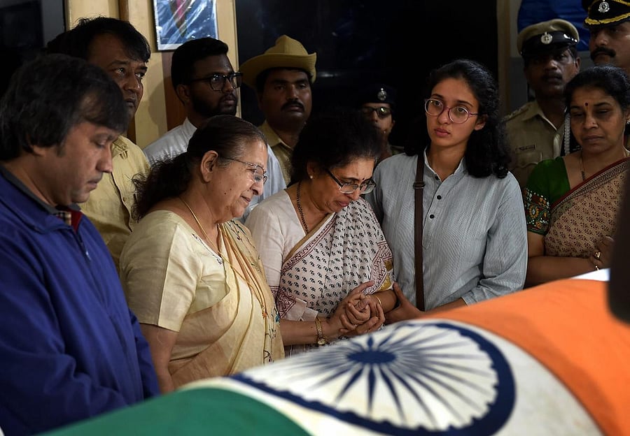 Loksabha Speaker Sumitra Mahajan offerd her condolences to the wife Tejaswini Ananth Kumar and daughter Vijeta of Union Parliamentary Affairs Minister Ananth Kumar in Bengaluru, Monday, Nov. 12, 2018. (PTI Photo)