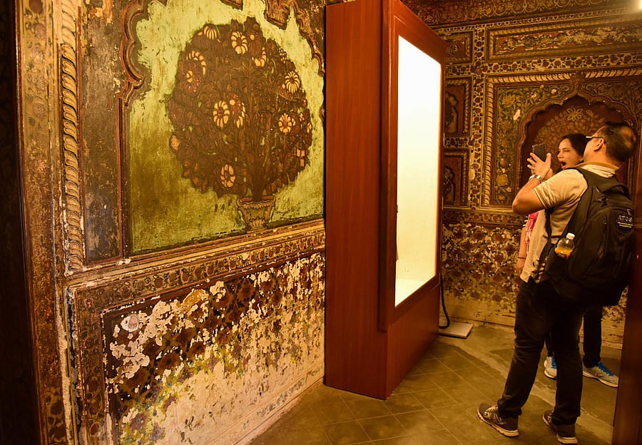Monumental Neglect: The ruined paintings at Tipu Sultan’s summer palace in Srirangapatna, Mandya district. (Right) Tell-tale signs of decay are everywhere in the palace. (DH photos/ B H Shivakumar)