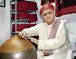 Dharmik Pandya performs with a mann. Hanif Sindhi