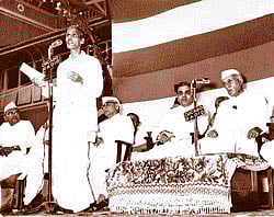 Pradeep singing Ae Mere Watan Ke Logon in the presence of Nehru.