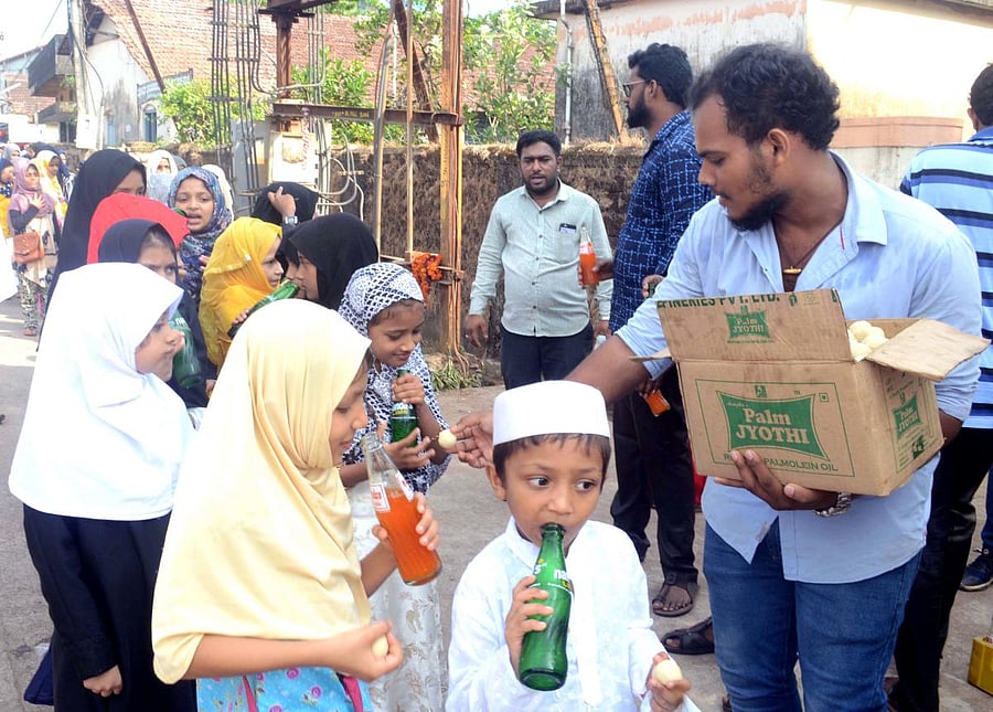 Shiva Shakthi Friends at Kandak in Mangaluru distribute sweets and cold drinks to members of the Muslim community on account of Eid Milad.