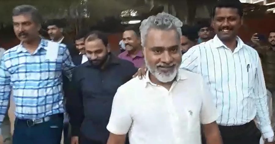 Mehful Ali Khan (inblack attire) arrives atthe magistrate court, inBengaluru on Tuesday.