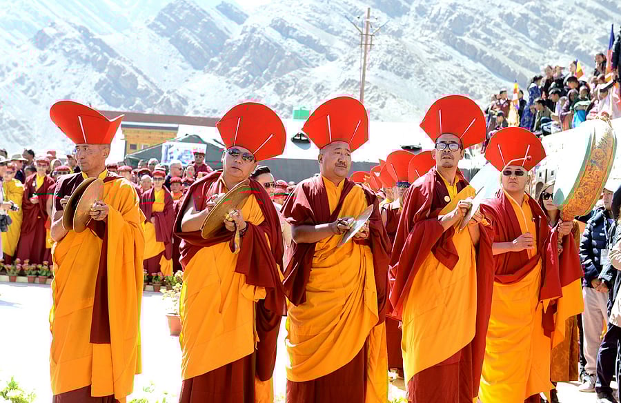 Monks wait for the arrival of the Six Bone Ornaments