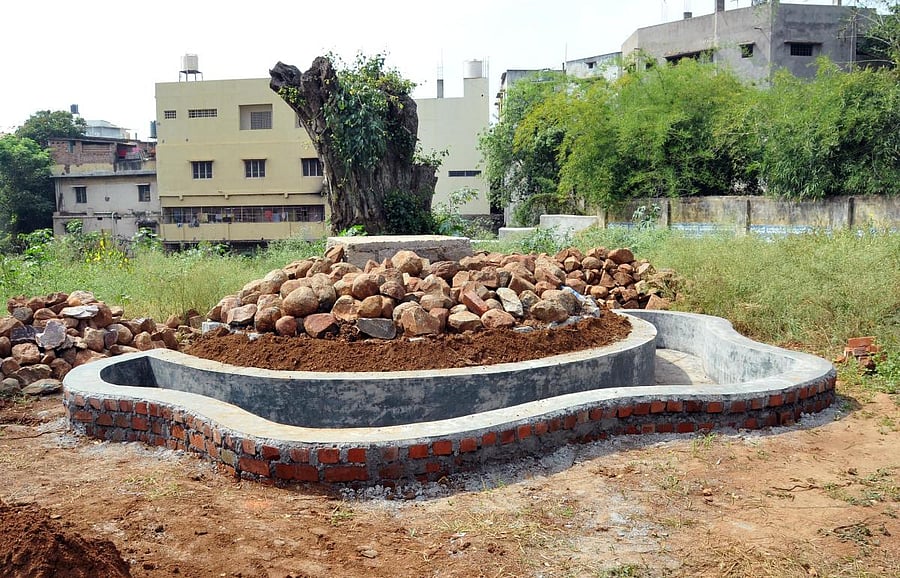 Work on the mantapa and installation of the statues of Lord Eshwara and Sathyaharishchandra is in progress at the crematorium in Chikkamagaluru.