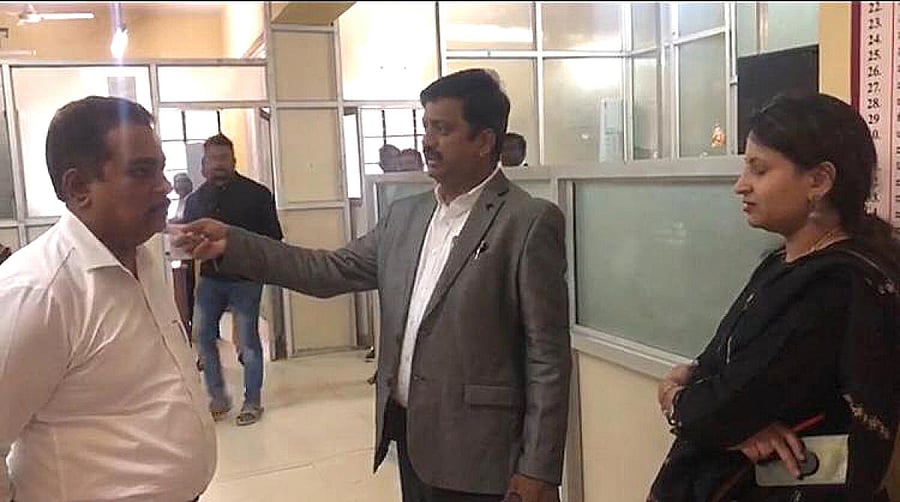 Deputy Commissioner of Bengaluru Urban district B M Vijay Shankar (centre) talks to officials during a surprise inspection of 'Nada Kacheris' in Rajajinagar, Hebbal and other areas.