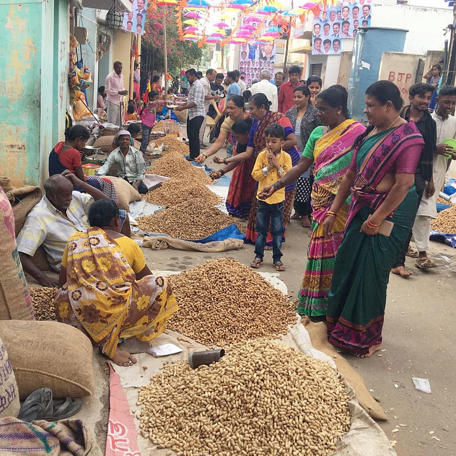 People flock to the ‘Kadalekayi Parishe’ in Bengaluru. DH File photo