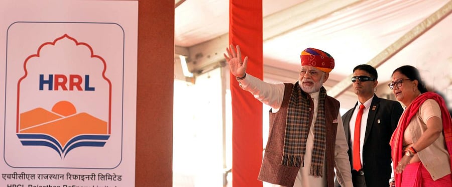 Narendra Modi and Vasundhara Raje in Barmer. DH/FILE