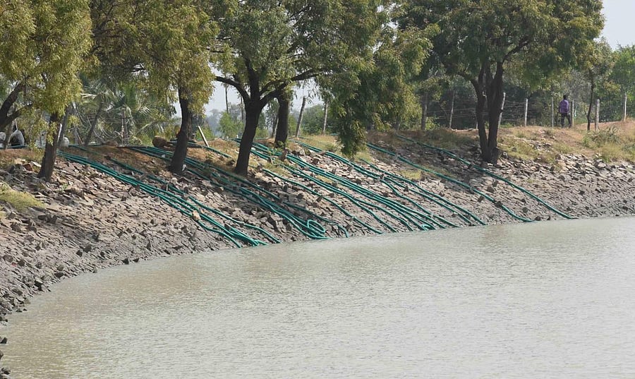 Pumpsets are being used to drain out the tank water at Morab in Dharwad district. (DH Photo)
