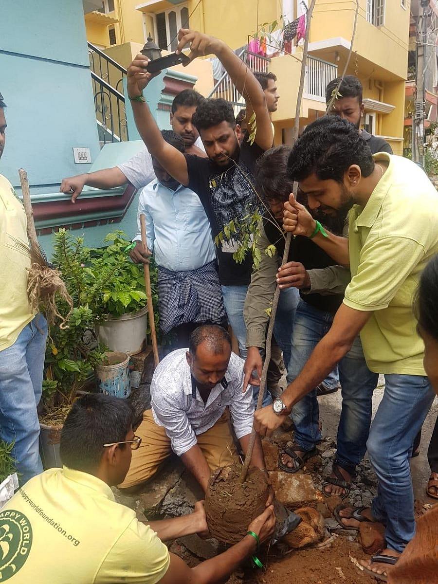 Members of the WhatsApp group ‘Kalpavruksha’ plant saplings on weekends.
