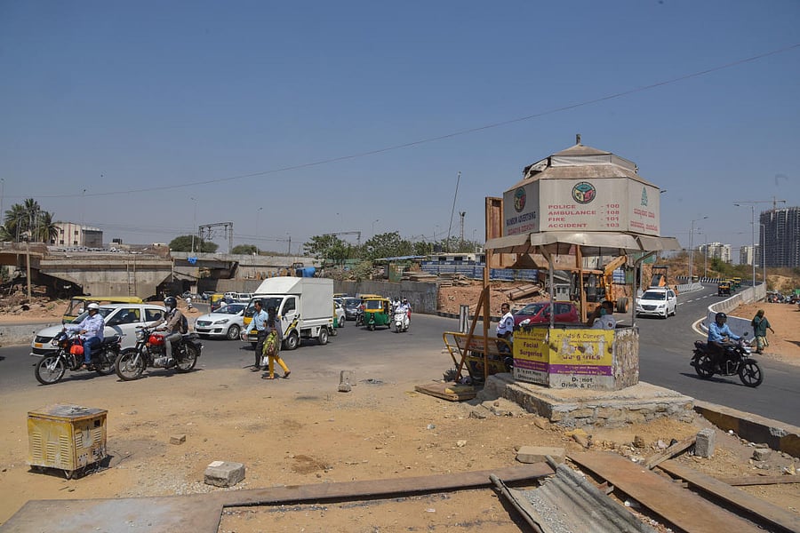 KSR Railway station's back entrance to Malleshwaram, Rajajinagar and Majestic connecting the underpass and flyover at Okalipuram in Bengaluru. DH Photo