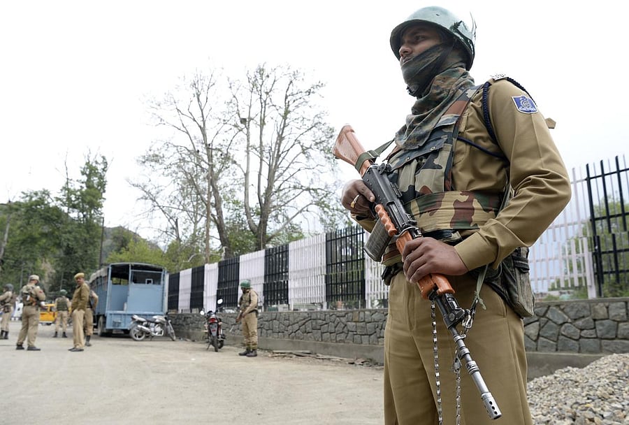 Indian parmilitary troopers stand guard in Srinagar on May 18, 2018. Security forces in Jammu and Kashmir were put on high alert May 18 ahead of a visit by Prime Minister Narendra Modi to the state on Saturday May 19. / AFP PHOTO / TAUSEEF MUSTAFA