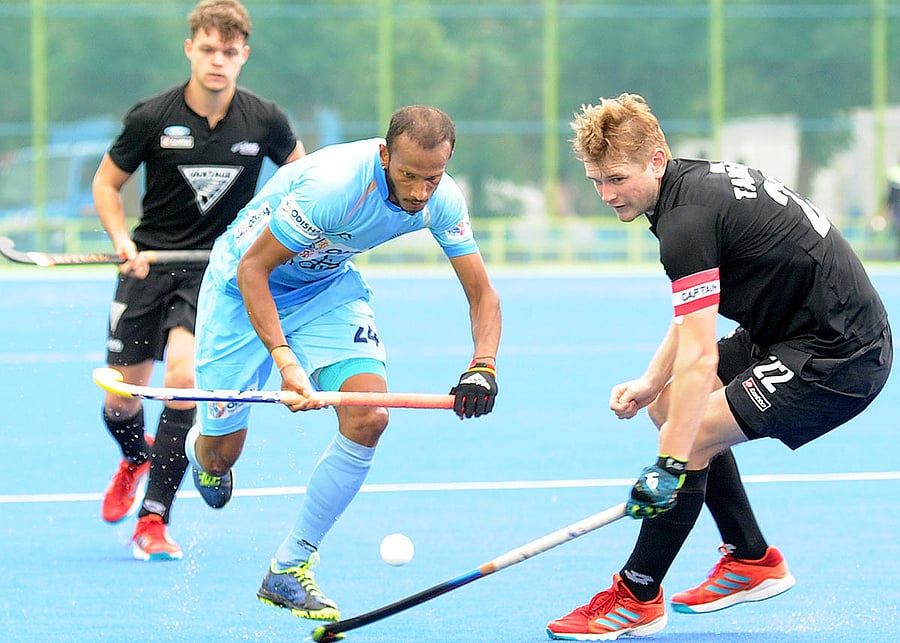 India's S V Sunil (left) attempts to get past Tarrant Blair of New Zealand in the opening 'Test' match on Thursday. DH Photo/ Srikanta Sharma R