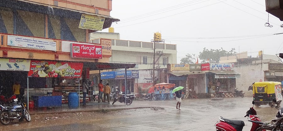 Byadgi received intermittent rain on Sunday. DH Photo