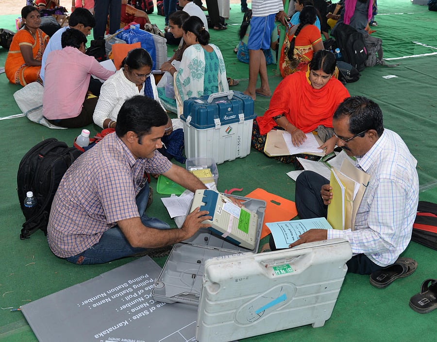 Bypolls to Shivamogga, Mandya, and Ramanagara Lok Sabha seats, and Ballari and Jamkhandi assembly segments began at 7 am and will go on till 6 pm. (DH Photo)