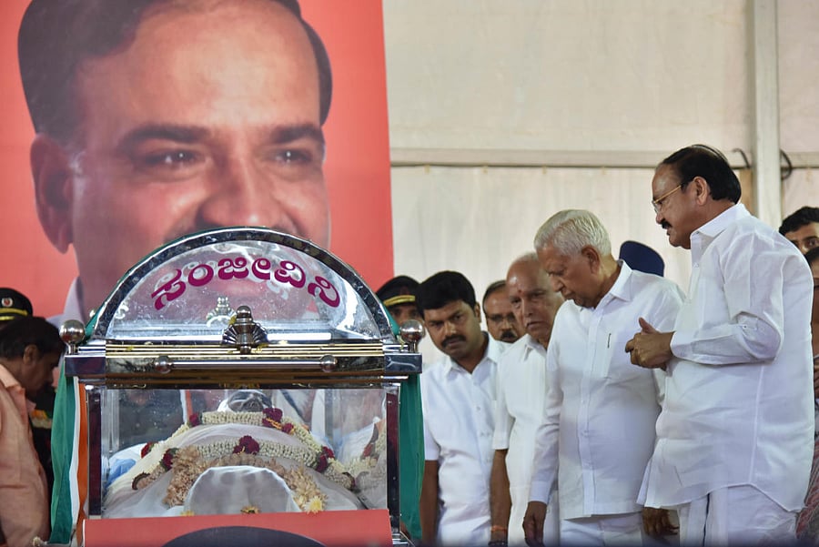 Vice President Venkaiah Naidu, Governor Vajubhai Vala, BJP state president B S Yedyyurappa and MP B Y Raghavendra pay their last respects to Union Minister Ananth Kumar at National College Ground in Bengaluru on Tuesday. DH Photo