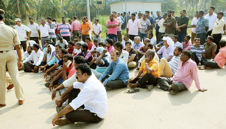 People, under the aegis of Heddari Jagruthi Samithi, stage a protest against toll collection from local vehicles at Sasthana tollgate in Udupi on Monday.