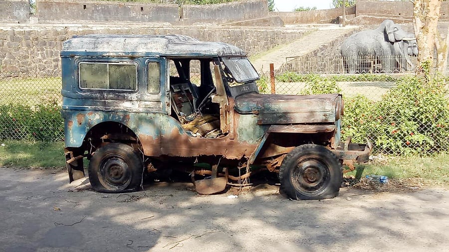 An old and abandoned jeep on the premises of the Madikeri Fort.