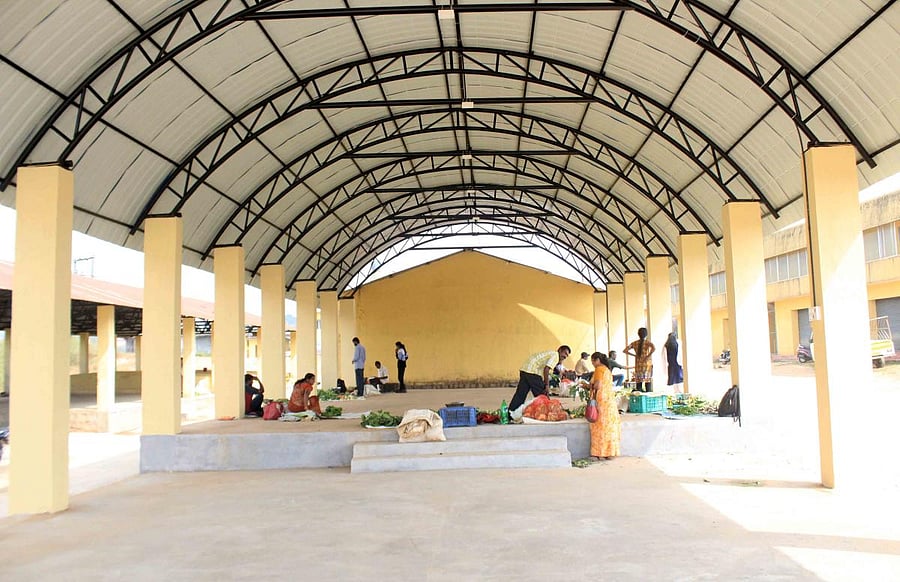 Customers buy vegetables at ‘Raitha Santhe’ on APMC premises in Madikeri.