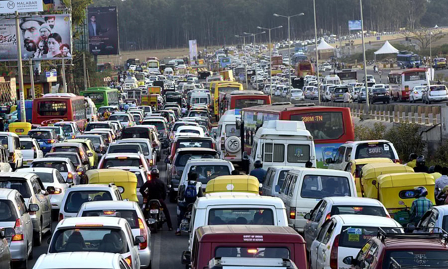 Despite stiff public opposition, the government is going ahead with the elevated corridor to solve the city's traffic burgeoning problem. DH FILE PHOTO