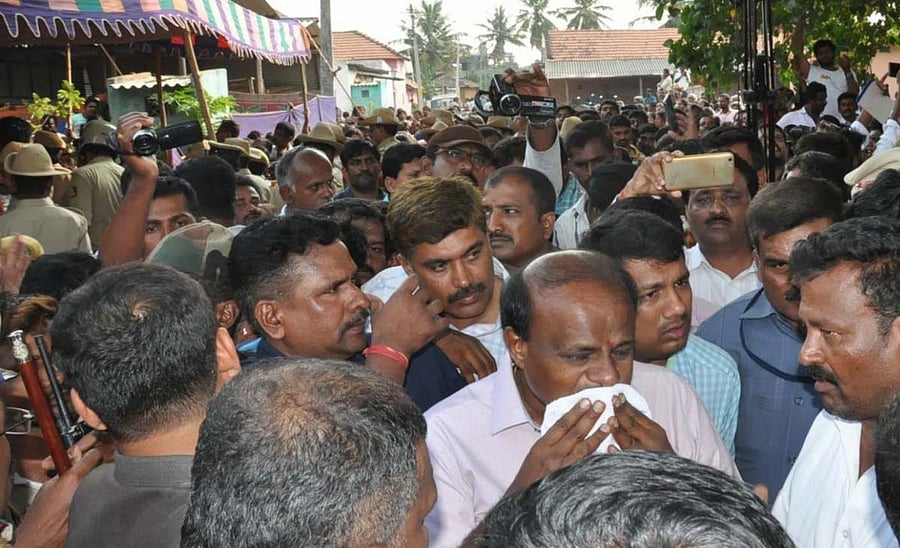 Chief Minister H D Kumaraswamy turns emotional during his visit to Thopanahalli, to pay his last respects to JD(S) leader Prakash, on Tuesday. (DH Photo)