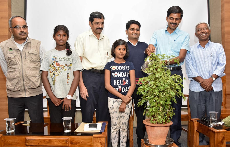 Deputy Commissioner Abhiram G Sankar inaugurating the bird festival organised as part of 'Winter Festival'-2018, at Sri Chamarajendra Zoological Gardens premises on Friday. DCF of Mysuru Wildlife Division Siddaramappa Chalakapure , Assistant Director of Sri Chamarajendra Zoological H B Manjunath, A Shivaprakash of Mysore Natures and others are seen.