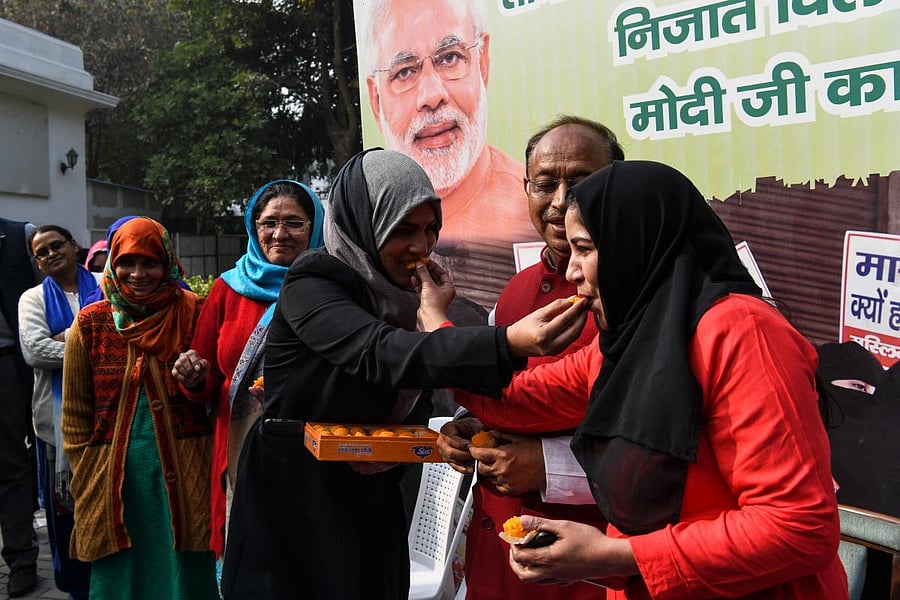 Muslim women celebrate the passing of a bill against the Islamic practice of "instant divorce" in New Delhi on December 28, 2018. - India's lower house of parliament passed a proposed law on December 27 to outlaw and criminalise the practise of "triple ta