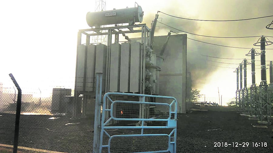 Thick clouds of smoke emanate from pump house at Baluti village in Vijayapura district on Saturday. DH Photo