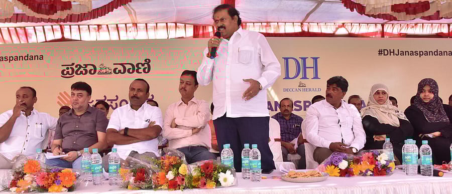 MLA Akhanda Srinivas Murthy addressing at the DH&PV Janaspandana at Pottery town in Bengaluru on Saturday 5th January 2019. (From left) Mohammed Zameer Shah Corporator SK Garden ward, R Sampath Raj Corporator Devarajeevanahalli ward, Abdul Rakib Zakir Corporator Pulakeshinagar ward, Syed Sajid Corporator Muneshwara Nagara ward and Umme Salma Corporator Kushal Nagar ward are also seen. (DH Photo by Janardhan B K)