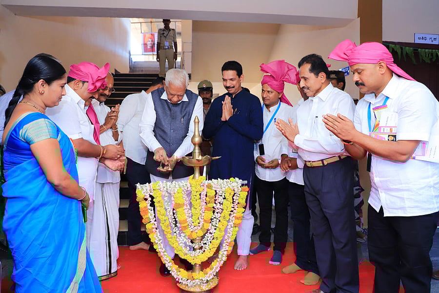 Governor Vajubhai Rudabhai Vala inaugurates the additional classrooms at Daddalakadu Government Higher Primary School on Saturday.