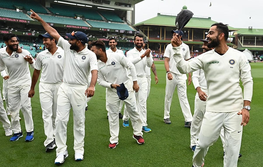 India's captain Virat Kohli (R) tips his hat to the crowd as the team celebrates their series win on the fifth day of the fourth and final cricket Test against Australia at the Sydney Cricket Ground in Sydney on January 7, 2019. (AFP photo)