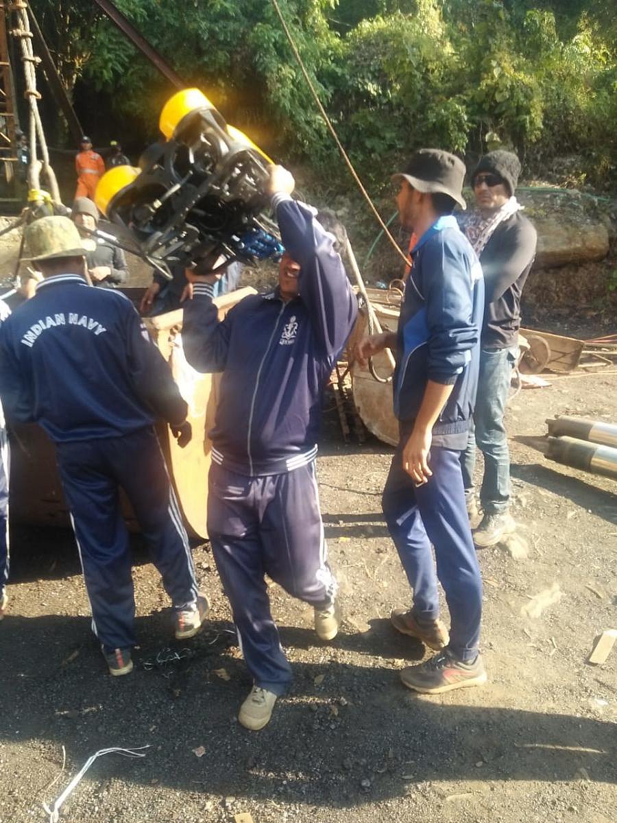 Navy personnel carrying out search in Meghalaya coal mine. DH photo