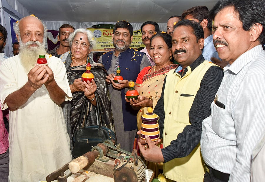 Theatre person Prasanna, National School of Drama (New Delhi) former Director Keerti Jain, Ramsons Kala Pratishtana secretary R G Singh, Rangayana Director Bhagirathi Bai Kadam, and Joint Director V N Mallikarjunaswamy take a look at the handicrafts at th