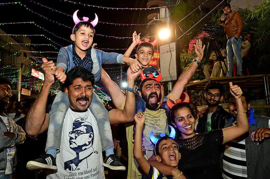 Revellers usher in New Year on Church Street on Monday. DH PHOTO/RANJU P