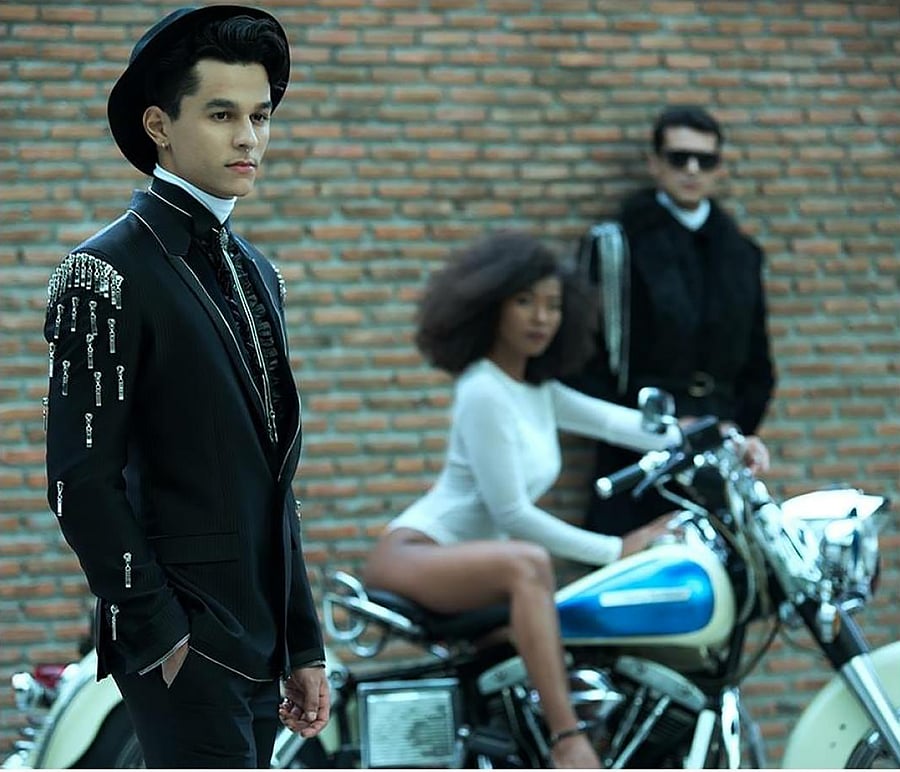 Grunge Dandy Blacks is among Paresh Lamba’s collections this winter. Indo-Victi collection by designer Paresh Lamba. e e t, p Raj B Shetty directed and acted in romantic comedy film ‘Ondu Motteya Kathe’. Kareena can’t start her day without tea Kareena Kapoor Khan made her debut on the new Zee Cafe Show ‘Starry Nights 2. Oh!’, which will air on Sunday. The actress has completed 19 years in the Hindi film industry. She has played popular and muchloved characters like ‘Poo’ in ‘Kabhie Khushi Kabhie Gham’ as well as strong characters in ‘Chameli’ and ‘Dolly’ in the films ‘Chameli’ and ‘Omkara’, respectively. Kareena got candid on the show with host Komal Nahta about family, friendships and her new star son Taimur, among other things. Speaking about growing up in the Kapoor family, Kareena said that they have had a middle-class upbringing because of her mother. This, therefore, reflects in the kind of person that she is. Kareena said, “I am very practical; I weigh the pros and cons before I make decisions in my li