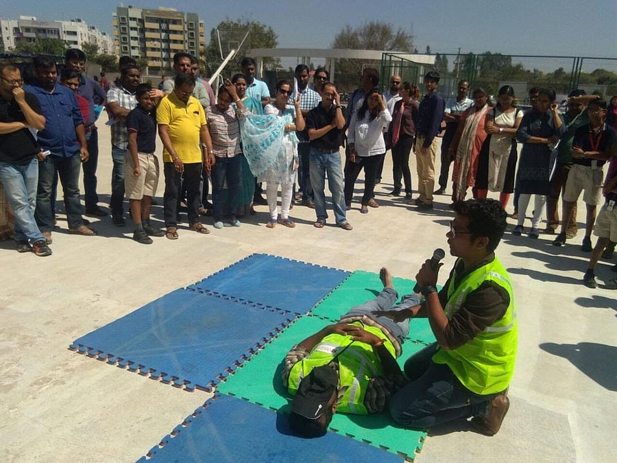 A Vmedo expert conducting a first-aid workshop for Good Samaritans.