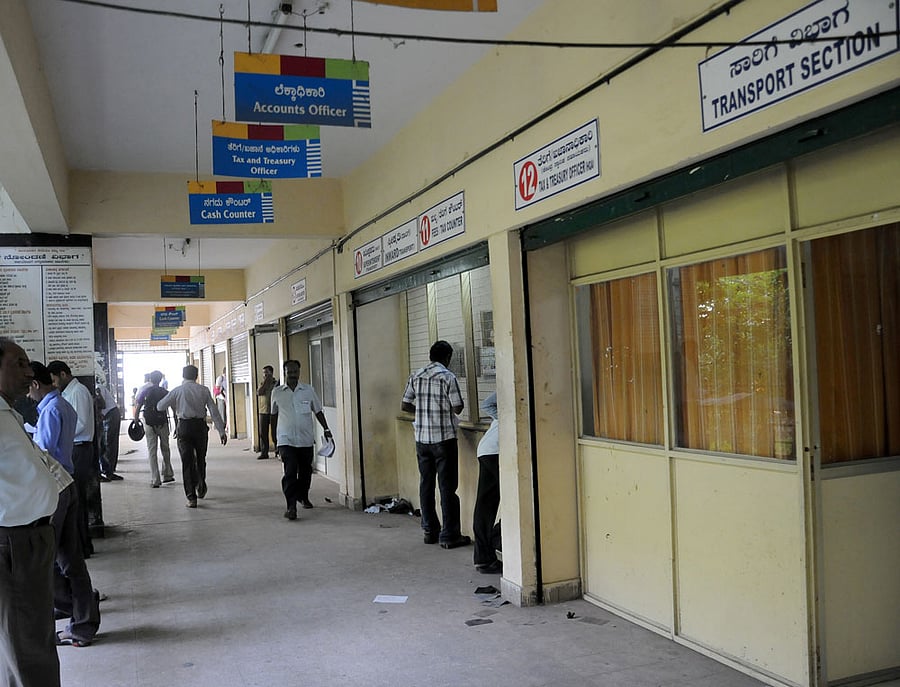 Regional Transport Offices (RTO) across Bengaluru will remain open on Sunday to allow owners and drivers of commercial vehicles to obtain certificates that child locks have been removed in their respective automobiles. (DH File Photo)