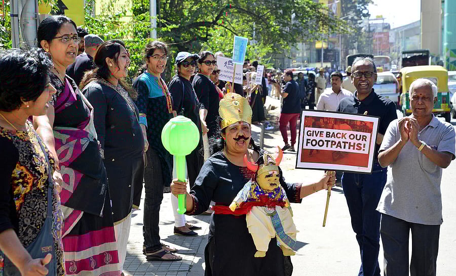 Volunteers of the Kanakapura Road Apartments Movement of Change protest on Saturday. DH PHOTO/ RANJU P