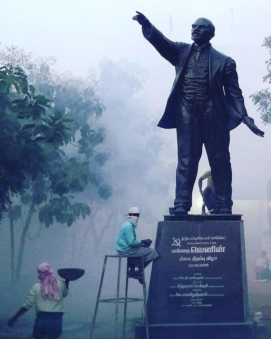 Workers giving final touches to Lenin statue in Tirunelveli. DH Photo