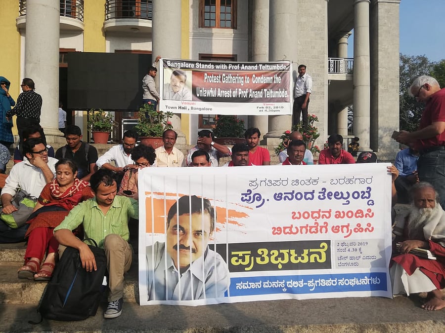 A Protest against arrest of Professor Anand Teltumbde at Town Hall in Bengaluru on Saturday. DH photo by Ajmal