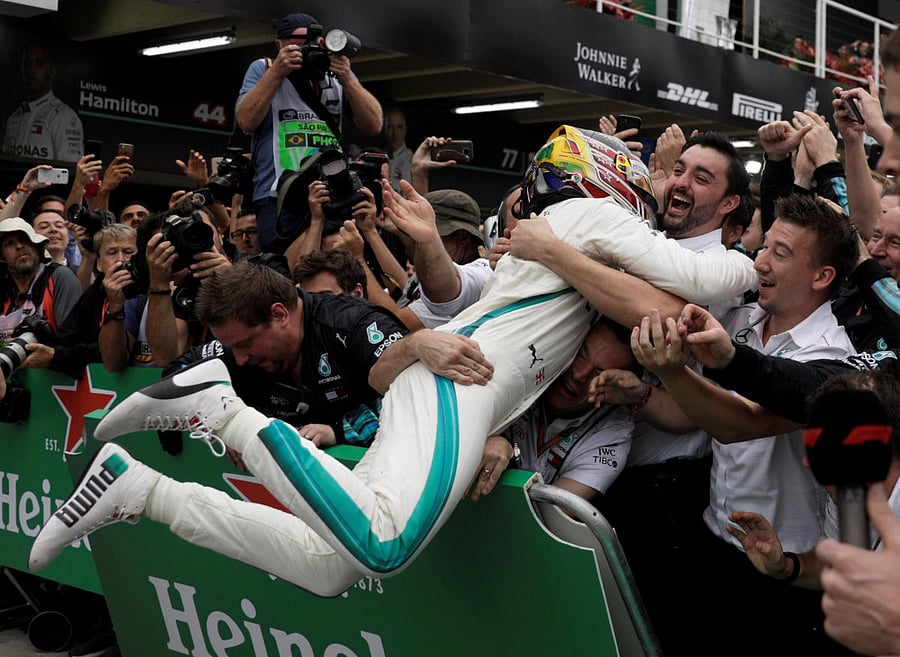 The protesters were stopped by the Delhi Police and not allowed to proceed towards the Rashtrapati Bhawan.