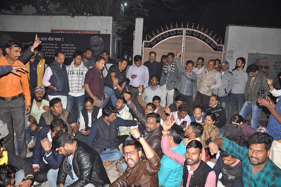 Journalists protest against the beating of Suman Pandey. Photo: Twitter/sarafsnehil