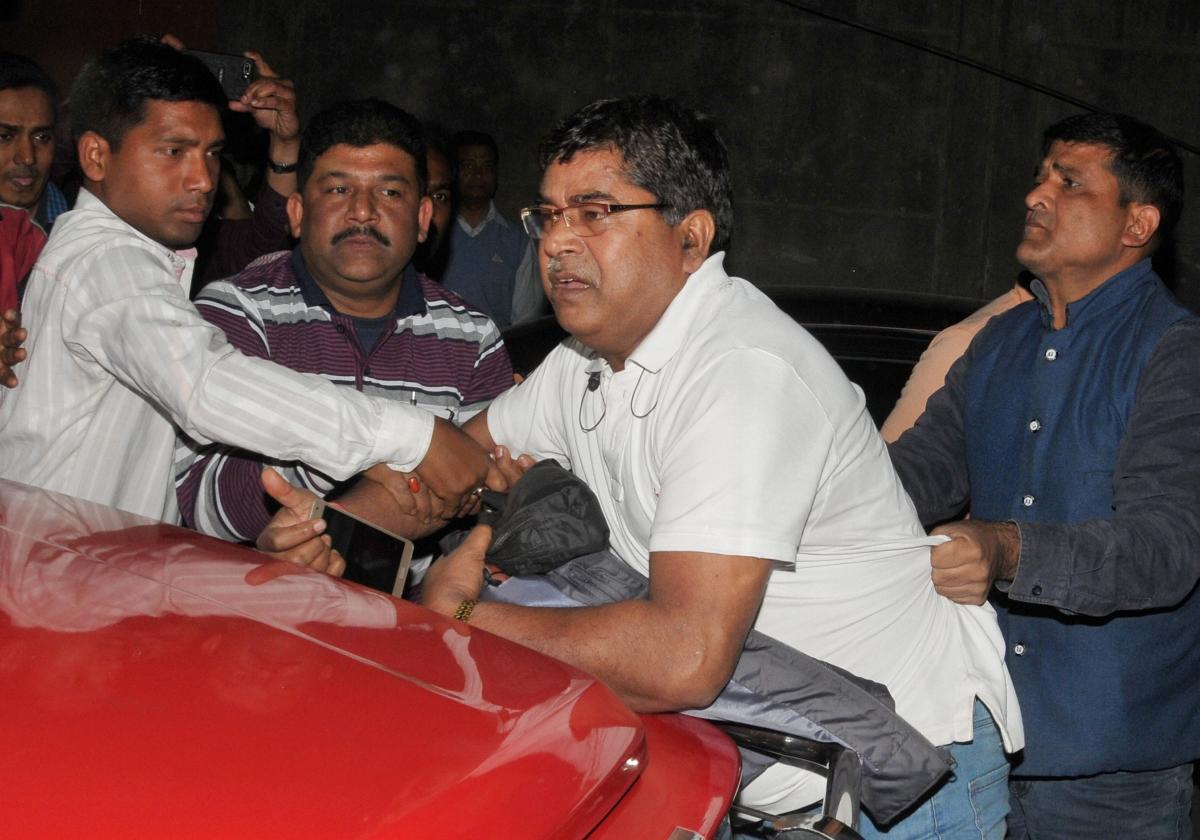 Central Bureau of Investigation (CBI) officers, who came to question Kolkata Police commissioner Rajeev Kumar in connection with the Saradha ponzi scam, were detained by Kolkata police in Kolkata on Sunday, Feb3, 2019. (PTI Photo)