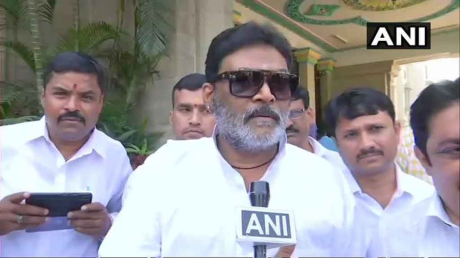 On weekends at one of her country residences, queen switched was often seen wearing a headscarf, raincoat and boots. Swipe up!