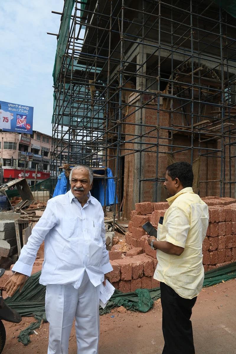 Former MLA Vijaykumar Shetty expresses his displeasure on space consuming circles, such as New Mallikatta Circle, and on unnecessary expenditure of Clock Tower at Hampankatte.